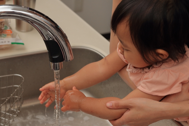 子どもが手を洗う様子